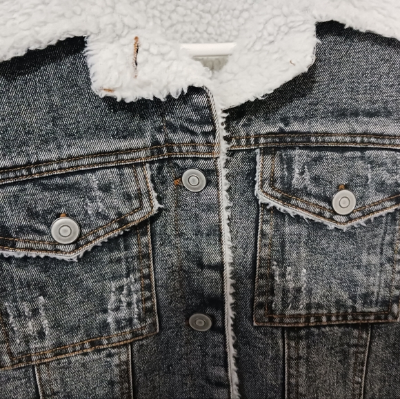 Women's l o v e r i c h e insulated button-up denim jacket with crochet sleeves, - Picture 4 of 6